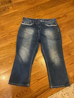 Maurice’s Curvy Capri Dark Wash Cropped Jeans with Whisker Fade size 18